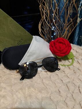 nwt Logo Sunglasses